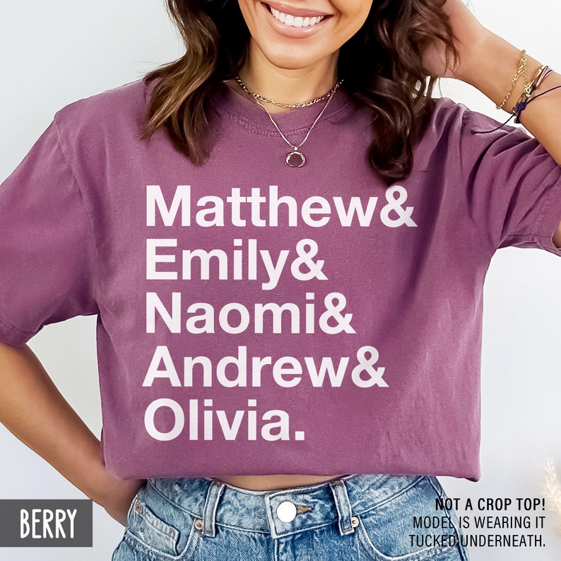 K&ouml;nnte beinhalten: Ein mauvefarbenes T-Shirt mit wei&szlig;em Text, der "Matthew & Emily & Naomi & Andrew & Olivia." lautet.