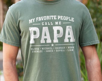 Camiseta Comfort Colors® para papá, nombres de nietos, "Mis personas favoritas me llaman", regalo personalizado para el Día del Padre para él.