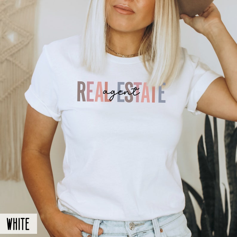 Peut inclure: T-shirt blanc avec le texte "REAL ESTATE agent" en lettres color&eacute;es.