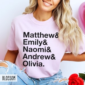 K&ouml;nnte beinhalten: Ein pinkfarbenes T-Shirt mit schwarzem Text, der "Matthew & Emily & Naomi & Andrew & Olivia." lautet.