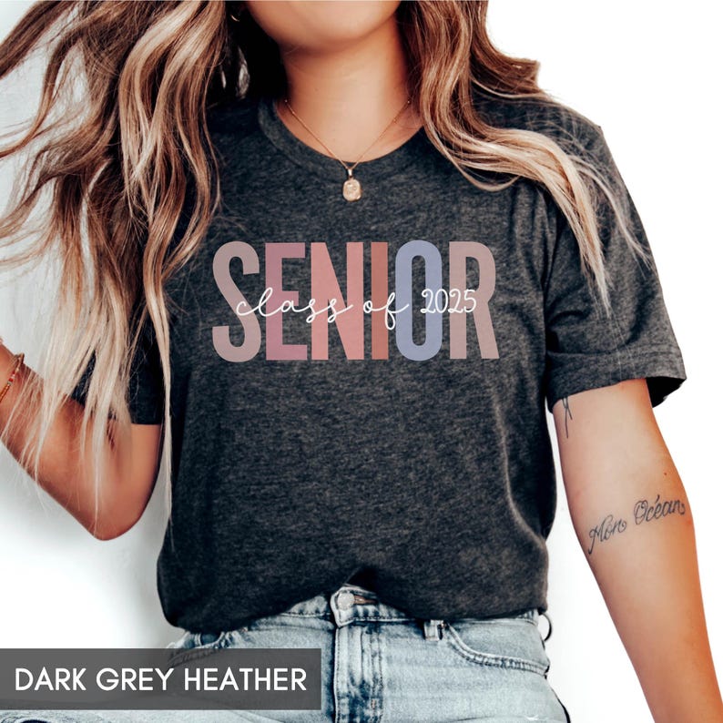 Camiseta para graduados, Camiseta de la promoción de 2025, Camiseta para estudiantes de último año de universidad, Camiseta para estudiantes de último año de secundaria, Camiseta para graduados de 2025, Camiseta para la promoción de 2026, Regalo para ella, para él, Regalo de graduación imagen 2