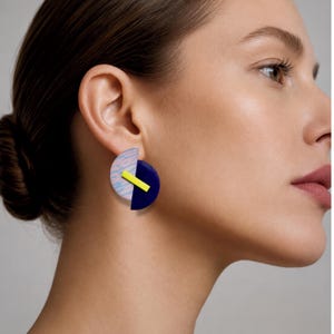 Pendientes geométricos de arcilla polimérica con estampado de cebra azul y morado, estilo retro abstracto, pendientes modernos y ligeros de estilo Bauhaus.