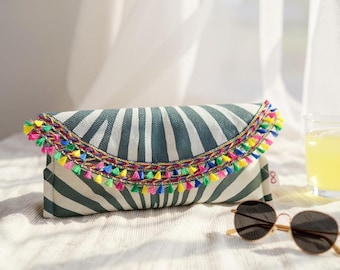 Pochette à rayures tropicales et pompons colorés - Sac à main pour les vacances d'été | Sac bohème rembourré en coton | Sac pliable éclatant pour les journées à la plage