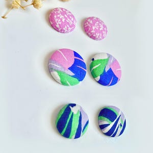 Levendige bloemen en abstracte statement-knopoorbellen, milieuvriendelijke katoenen sieraden, hypoallergeen, oversized cirkel oorbellen met clip-on stof