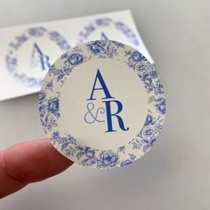 Pegatinas y etiquetas para boda con iniciales de Toile De Jouy en azul claro / Etiquetas de cartón personalizadas con círculos redondos y motivos florales en blanco y azul