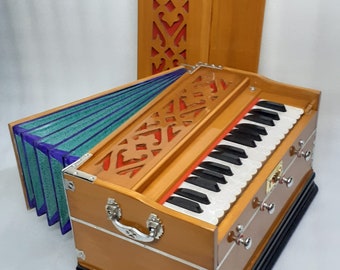 Spezielles Harmonium mit 4 Registern, 32 Tasten, mehrfach gefalteter Balg, doppelte Stimmzungen, geringes Gewicht für Bhajan-Kirtan-Yoga-Mantra-Gesang mit Tragetasche