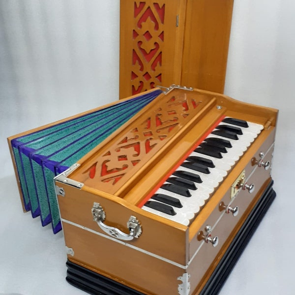 Spezielles Harmonium mit 4 Registern, 32 Tasten, mehrfach gefalteter Balg, doppelte Stimmzungen, geringes Gewicht für Bhajan-Kirtan-Yoga-Mantra-Gesang mit Tragetasche