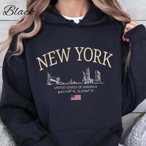 New York Hoodie – NYC Skyline Sweatshirt, Oversized Streetwear Hoodie, New York City Gift, Unisex Travel Hoodie, Urban Graphic Pullover