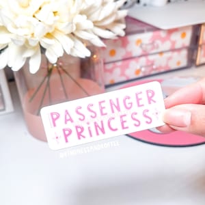 Pegatina de princesa pasajera / lindas calcomanías positivas / dibujadas a mano y brillantes / perfectas para computadoras portátiles, hidrofrascos y más / regalos para ella