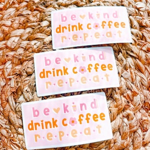 Adesivo Be Kind Drink Coffee Repeat/pequeno decalque fofo/desenhado à mão e brilhante/perfeito para laptops, frascos hidro e muito mais