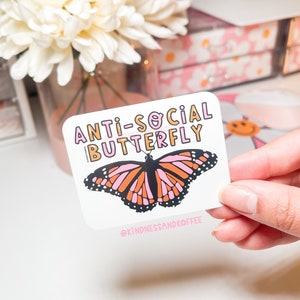 Adesivo de borboleta anti-social / decalques positivos fofos / desenhados à mão e brilhantes / perfeito para laptops, frascos hidro e muito mais / presentes para ela