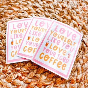 Adesivo Ame-se como seu café gelado/adesivo de lembrete encorajador/desenhado à mão e brilhante/perfeito para laptops, notebooks e muito mais