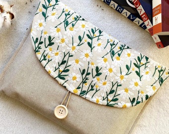 Daisy Book Bag, Embroidered Padded Book Sleeve, Book Pouch, Book Protector, Book Accessories, Bookish Gifts, Kindle Sleeve, Book Purse