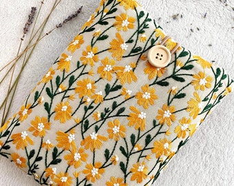 Embroidery Daisy Book Sleeve, Padded Book Cover, Floral Book Purse, Book & Kindle Accessories, Bookish Gifts for Readers, Book Bag