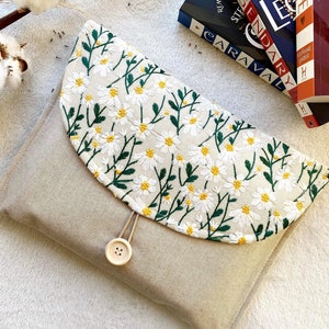 Daisy Book Bag, Embroidered Padded Book Sleeve, Book Pouch, Book Protector, Book Accessories, Bookish Gifts, Kindle Sleeve, Book Purse