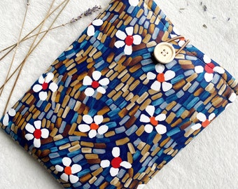 Daisy Book Sleeve, Floral Book Cover, Book Jacket, Padded Book Pouch, Book and Kindle Accessories, Book Lover Gift, Book Protector, Book Bag