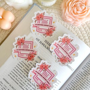 Emotional Support Kindle Aufkleber, Floral Coquette Buchaufkleber, Rosa Aufkleber, Kindle Zubehör, Bücherwurm Geschenke für Leser, Bookish Merch