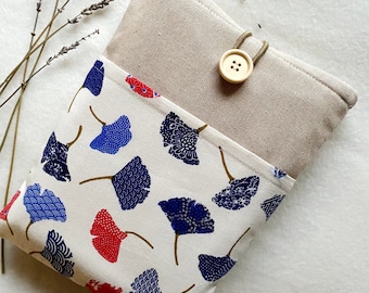 Könnte beinhalten: Eine beige Leinen-Tasche mit Knopfverschluss, mit einer herausnehmbaren Innentasche mit weißem Hintergrund und einem sich wiederholenden Muster aus blauen und roten Ginkgoblättern.