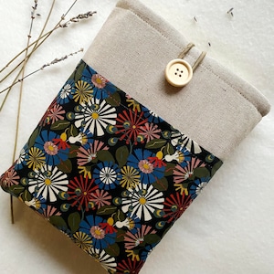 Floral Book Sleeve with Pocket, Padded Book Cover, Book Jacket, Linen Book Pouch, Book Accessories, Bookish Gifts, Book Protector, Book Bag