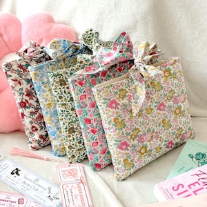Protège-livre avec noeud en tissu Liberty of London, couverture de livre rembourrée, cartable à fleurs, sac à main, accessoires de livres, cadeaux livresques pour les lecteurs