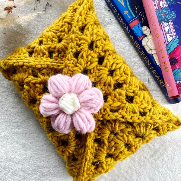 Daisy Book Sleeve, Couverture de livre au crochet, accessoire de livre et Kindle, protecteur de livre, cadeaux bookish, sac de livre, sac à main de livre, pochette de lettre au crochet.