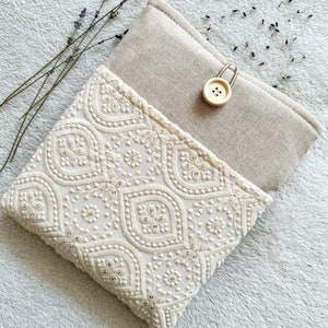 Housse de livre brodée florale avec poche, Couverture de livre rembourrée, Porte-livre blanc, Accessoires de livre, Cadeaux livresques pour les lecteurs, Sac de livre