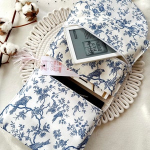 Funda doble para libros con bolsillos Toile De Jouy, funda acolchada para libros, funda para Kindle, funda para Biblia, accesorios para libros, regalos para amantes de los libros, bolsa blanca para libros