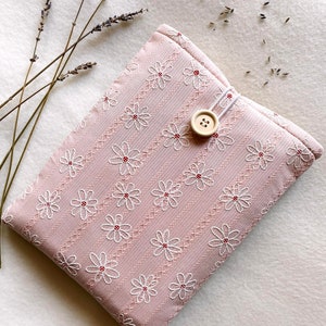 Pochette de livre brodée, Couverture de livre marguerite, Porte-livre rose, Pochette de livre rembourrée, Accessoires livres et Kindle, Cadeau pour les amoureux des livres, Protège-livre