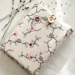 Funda bordada para libros, funda acolchada para libros, funda para libros, bolsa floral para libros, accesorios para libros, regalo para amantes de los libros, protector de libros, mochila para libros