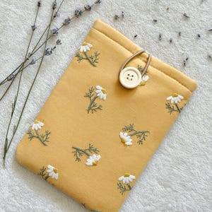 Embroidered Daisy Kindle Sleeve, Padded Kindle Cover, Kindle Paperwhite and Oasis Case, Bookish Gifts, Floral Kindle Pouch, E-reader Cover.