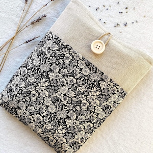 Protège-livre fleurs avec poche, Couverture de livre rembourrée, Veste de livre noire, Pochette de livre en tissu, Accessoires de livre, Cadeaux livresques, Protège-livre