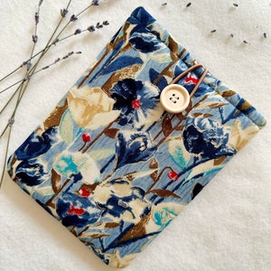 Blumen Kindle Hülle, Gepolsterte Kindle Tasche, Kindle Oasis Tasche, Bücherwurm Geschenke, Blaue E-Reader Hülle, Buchzubehör