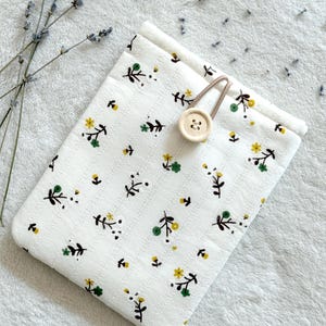 Floral Kindle Sleeve, Kindle Paperwhite Case, Padded Kindle Pouch, Kindle Oasis Cover, Bookish Gifts, White E-reader Cover, Book Accessories