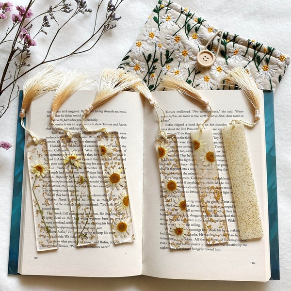 Resin Bookmark with Natural Dried Flowers, Daisy Bookmark with Tassel, Floral Bookmark with Gold Flakes, Bookish Gifts, Book Accessories