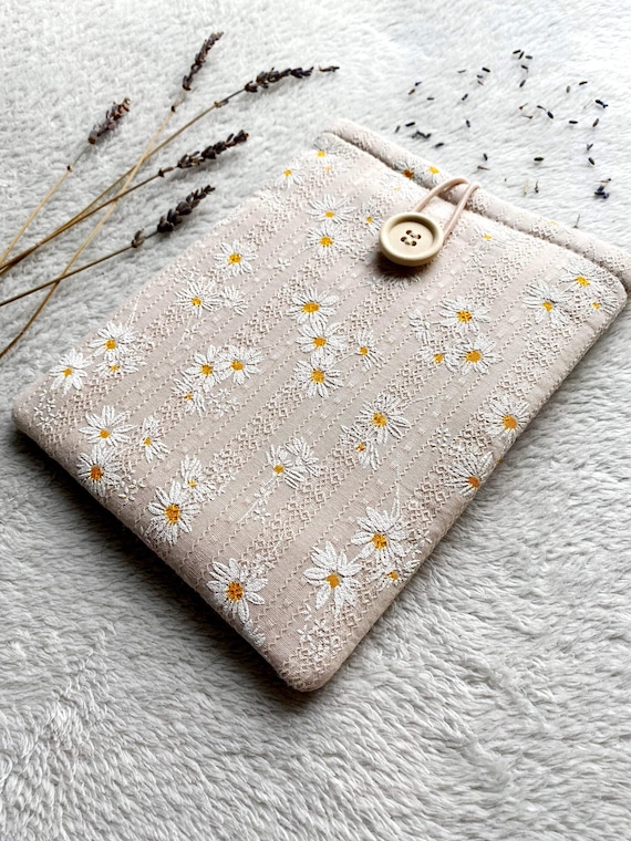 Embroidered Daisy Kindle Sleeve, Padded Kindle Pouch, Kindle