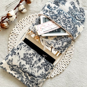 Funda doble para libros con bolsillos Toile De Jouy, funda acolchada para libros, funda para Kindle, funda para Biblia, accesorios para libros, regalos para amantes de los libros, bolsa blanca para libros