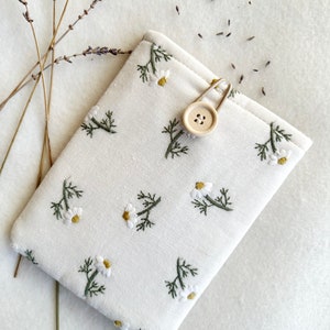 Embroidery Daisy Kindle Sleeve, Kindle Cover, Kindle Paperwhite Case, Book Lover Gift, Book Protector, Padded Kindle Pouch, Book Accessories