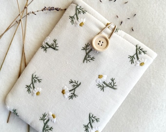 Embroidered Daisy Kindle Sleeve, Padded Kindle Cover, Paperwhite and Oasis Case, Bookish Gifts, Book Nerd, E-reader Cover.