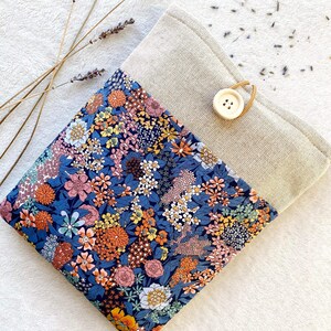 Floral Book Sleeve with Pocket, Book Cover, Book Jacket, Padded Book Pouch, Book Accessories, Book Lover Gift, Book Protector, Book Bag