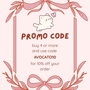 Puede incluir: Un gr&aacute;fico rectangular de color rosa claro con un gato blanco de dibujos animados y una peque&ntilde;a mariposa en la parte superior. El texto dice PROMO CODE, buy 4 or more and use code AVOCATO10 for 10% off your order. Enmarcado con cintas y hojas.