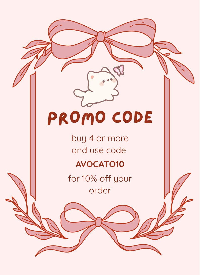 Puede incluir: Un gr&aacute;fico rectangular de color rosa claro con un gato blanco de dibujos animados y una peque&ntilde;a mariposa en la parte superior. El texto dice PROMO CODE, buy 4 or more and use code AVOCATO10 for 10% off your order. Enmarcado con cintas y hojas.