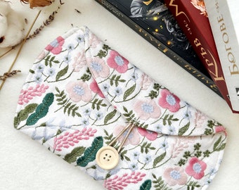 Haftowane kwiatowe etui na Kindle, wyściełane etui na Kindle, etui na Kindle Paperwhite, prezent dla miłośnika książek, akcesoria do książek, kwiatowa okładka na Kindle