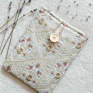 Funda bordada para Kindle, funda para Paperwhite y Scribe, funda acolchada con flores para Kindle, accesorios para libros y Kindle, regalos literarios para lectores.