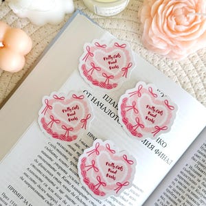 Harttaart boeksticker, coquette Kindle sticker, sticker roze strik, Kindle-accessoires, leesgrage cadeaus voor lezers, leesgrage merchandise, boekenclub