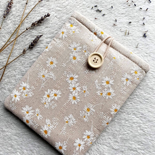 Embroidered Daisy Kindle Sleeve, Padded Kindle Pouch, Kindle Paperwhite Case, Floral Kindle Oasis Cover, Book Lover Gift, Book Accessories