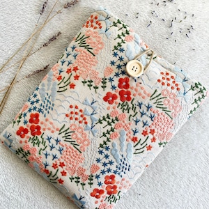 Funda para libro con bordado floral, funda acolchada, bolsa para libros, accesorios para libros, regalo para amantes de los libros, protector de libros, mochila.