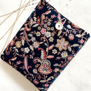Protège-livre brodé, Couverture de livre rembourrée, Porte-livre en velours, Accessoires livres et Kindle, Cadeaux livresques pour les lecteurs, Cartable fleuri
