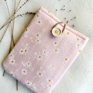 Embroidery Daisy Kindle Sleeve, Kindle Paperwhite Case, Kindle Oasis Cover, Padded Kindle Protector, Bookish Lover Gift, Book Accessories