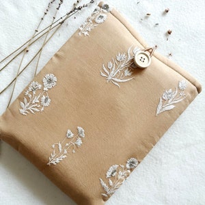Protège-livre brodé fleurs, Couverture de livre rembourrée, Veste de livre moutarde, Pochette de livre en tissu, Accessoires de livre, Cadeau pour amoureux des livres, Protège-livre