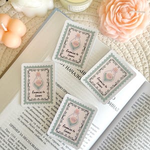 Sticker Kindle Enemies to Lovers, Sticker livre de timbres verts, Sticker romance, Accessoires Kindle, Cadeaux livresques pour les lecteurs, Merch livresque